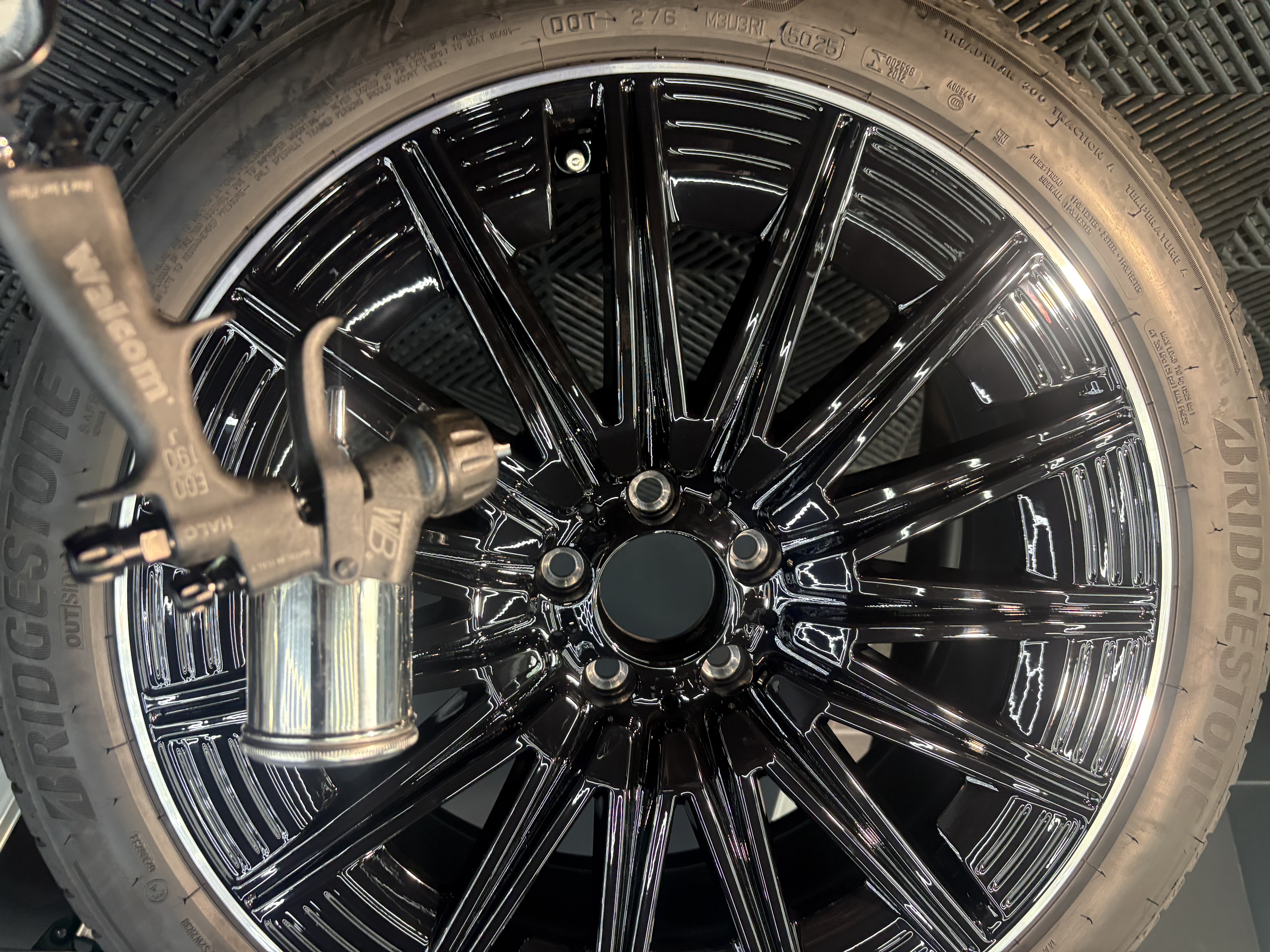 究極のホイール保護を実現する吹き付け施工で、愛車を守ろう！